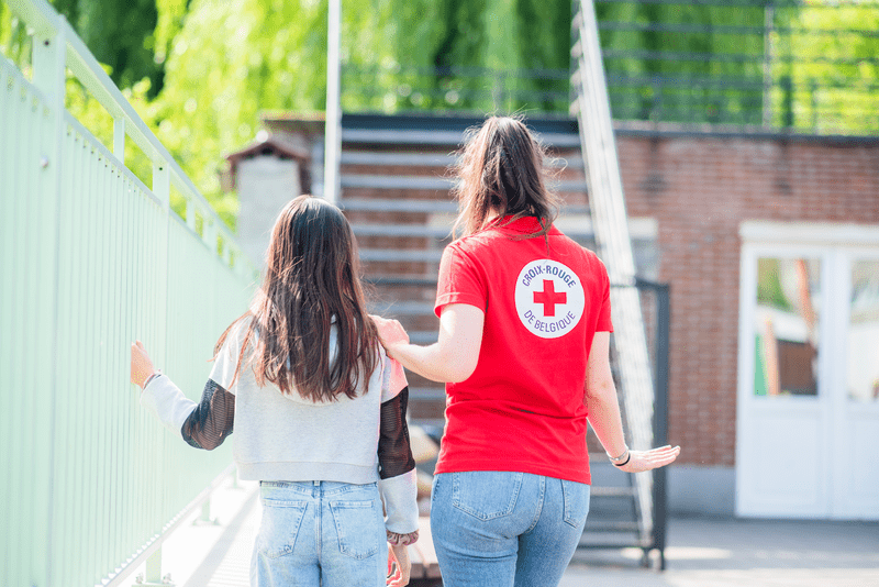 Une volontaire accompagnant les enfants qui ont un parent incarcéré.
