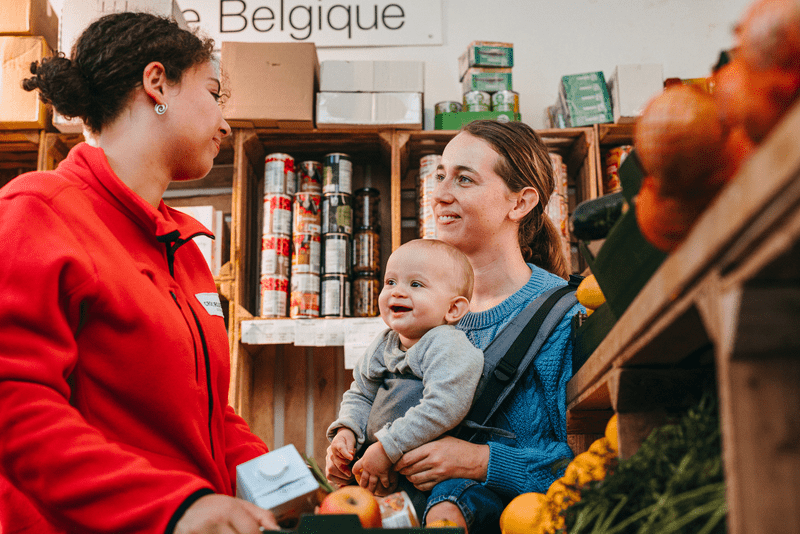 Une bénéficiaire et son bébé dans une épicerie sociale