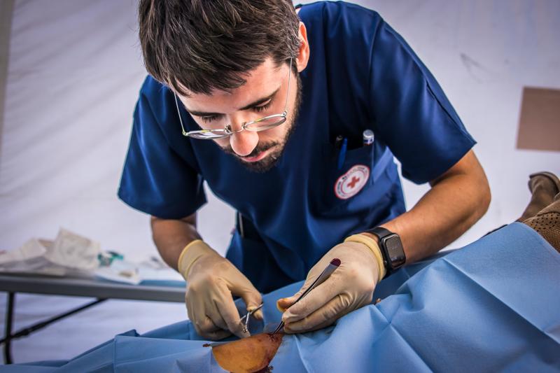 Un volontaire en intervention sur un dispositif secours à la Pride de Bruxelles