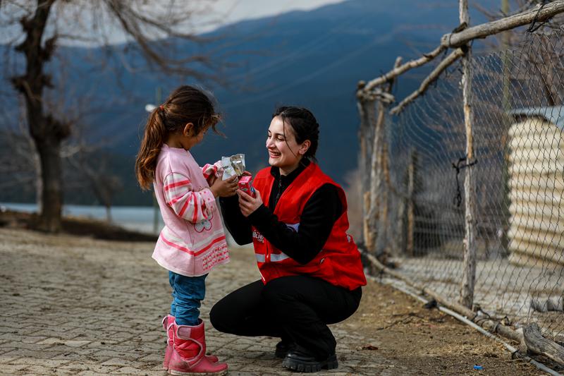 Une bénévole avec une petite fille