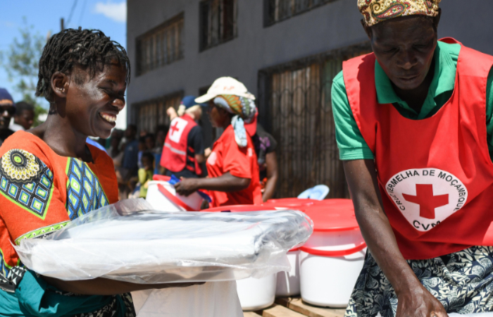 Idai: distribution de bien par les bénévoles Croix-Rouge