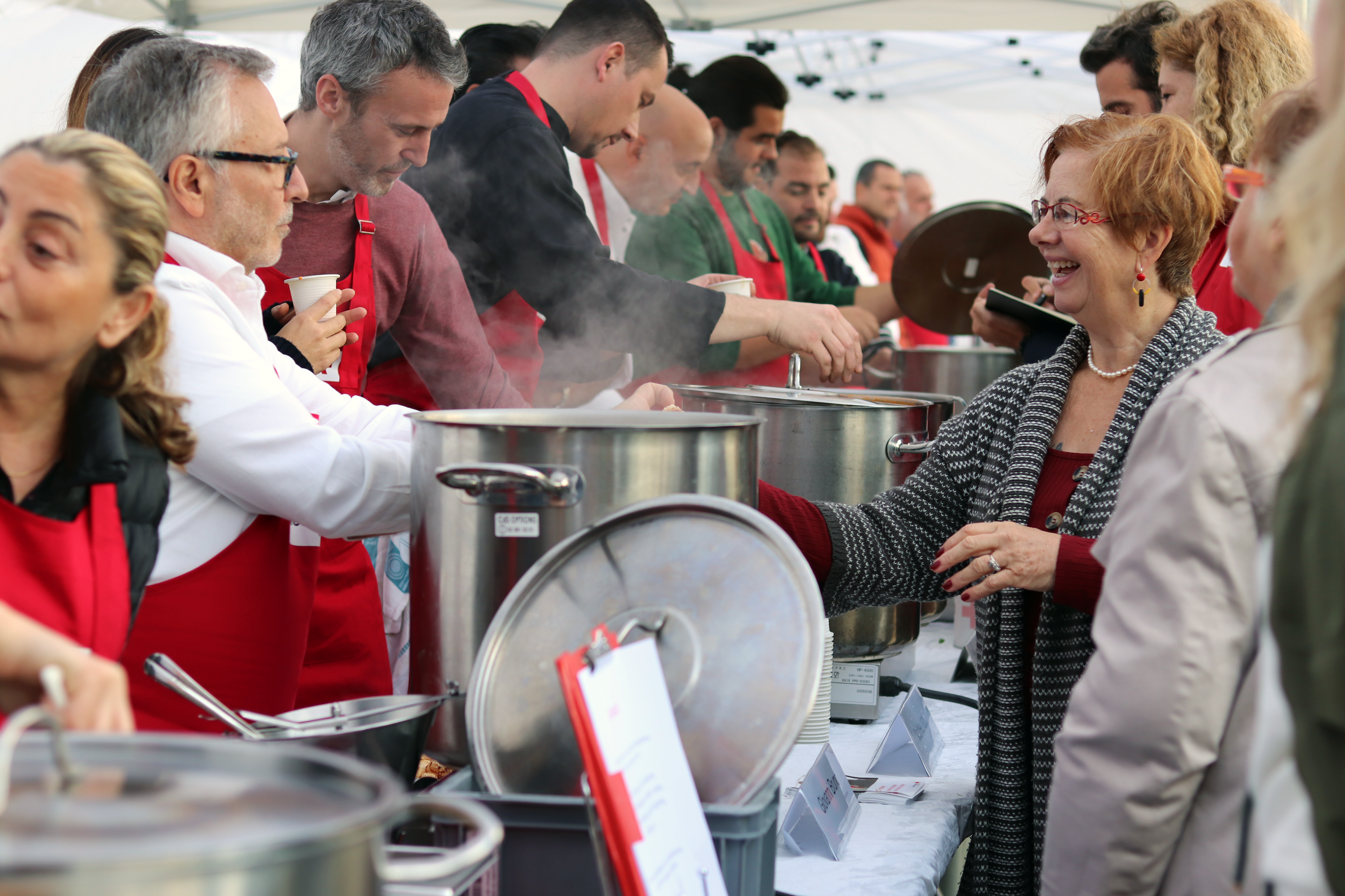 9 chefs préparent de la soupe pour les personnes démunies