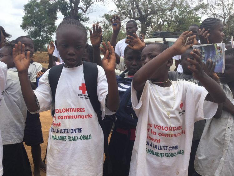 Au Congo, à Matadi, les élèves sont sensibilisés par la Croix-Rouge à la lutte contre les maladies féco-orales.