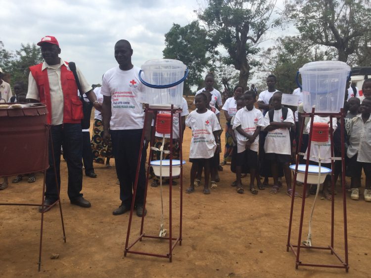 Une école de Matadi (RDC) : sensibilisation des élèves au lavage des mains