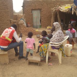 L’enregistrement sur smartphone des ménages déplacés par un volontaire de la Croix-Rouge burkinabé.