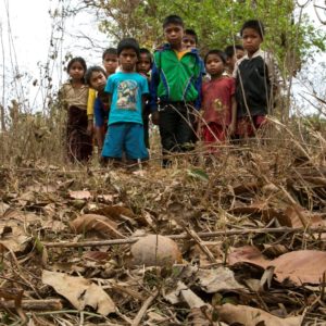District de Toumlan, village de Nadoo Yai. Des enfants regardent une sous-munition non explosée qui a été trouvée près de leur village.