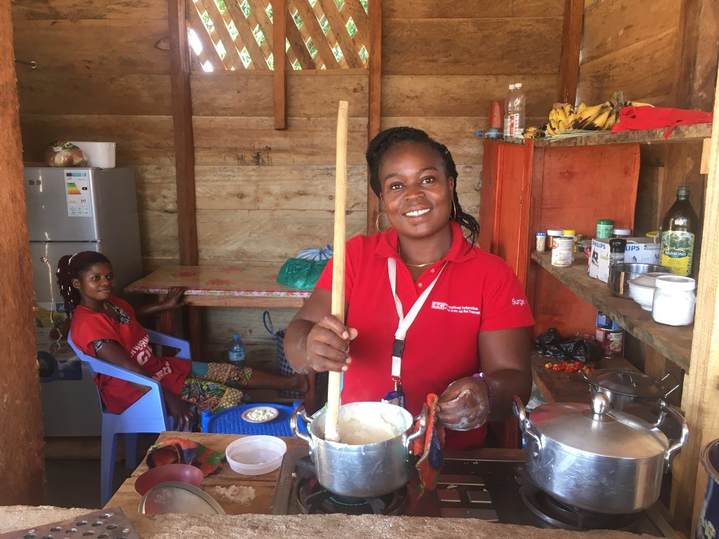 Cécilia gère nos équipes de volontaires d’engagement communautaire. Elle pense que "ventre vide, travaille mal".