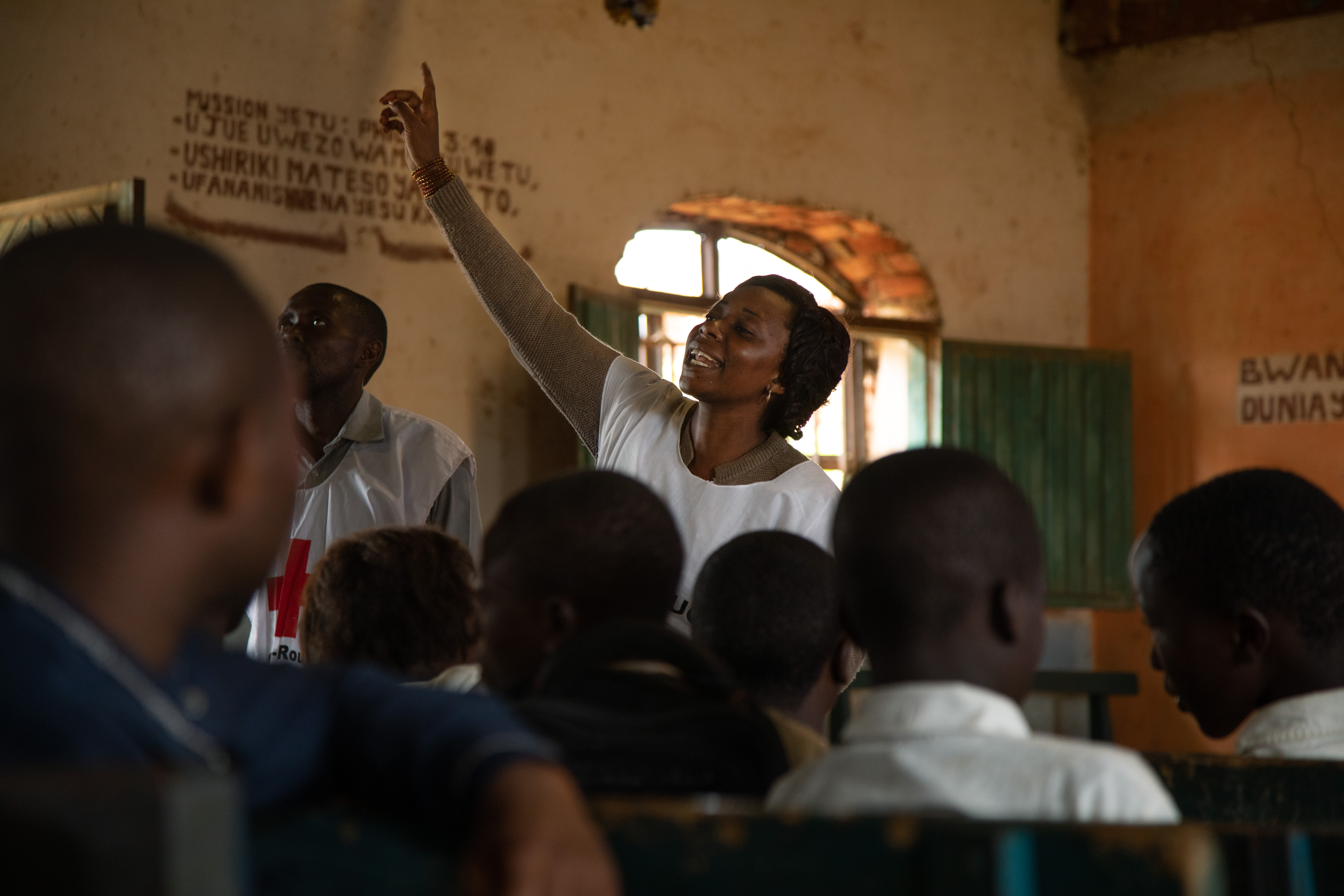 Une volontaire Croix-Rouge anime une session de sensibilisation dans une classe d'enfant en RDC