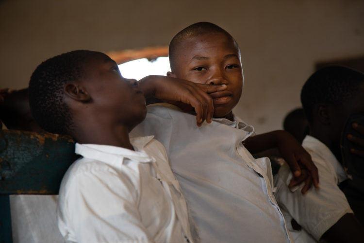 Des volontaires animent une session de sensibilisation au virus Ebola dans une école en RDC