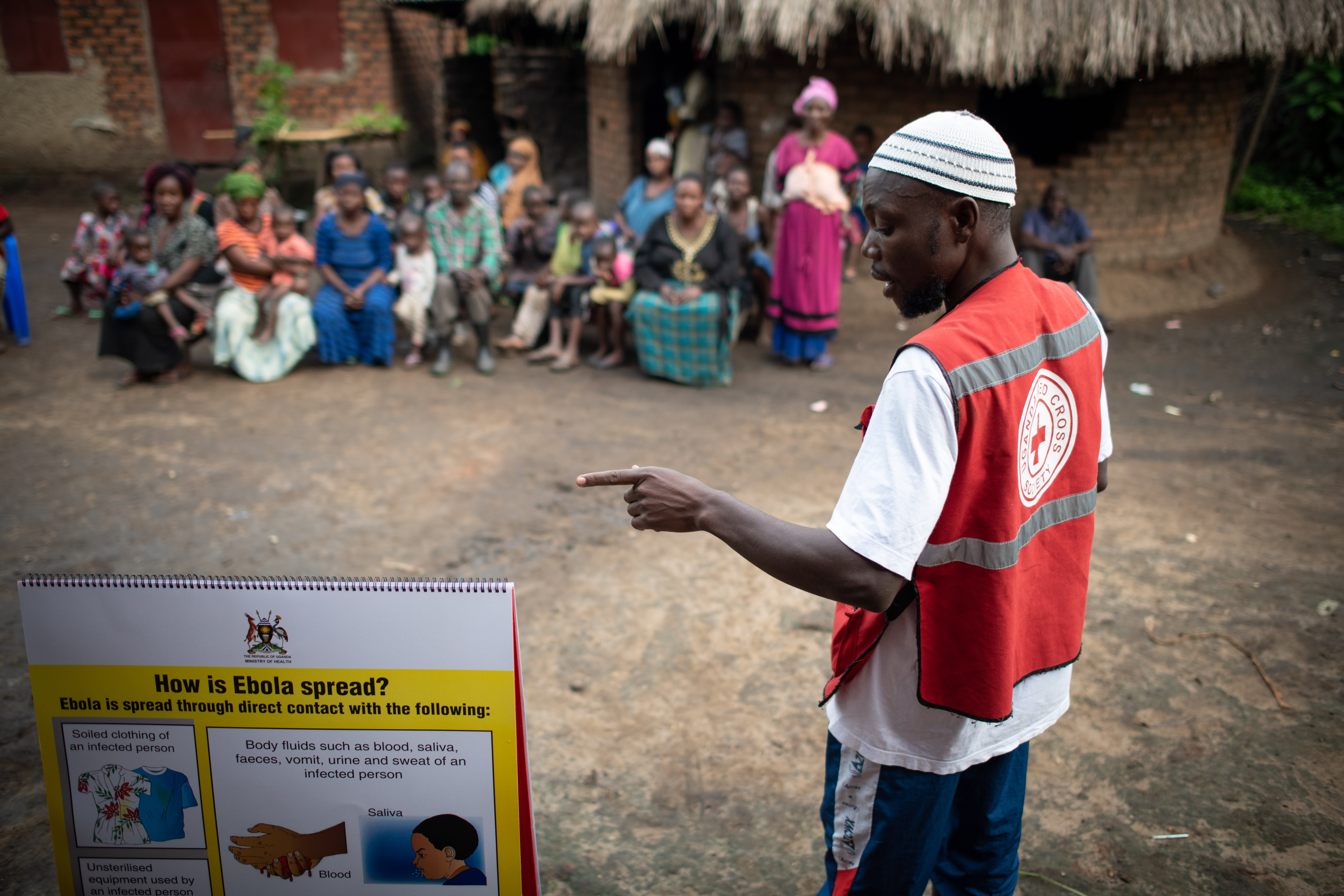 Dr. Kasumba Joseph, CP3 officer pour la Croix-Rouge Ougandaise sensibilise une communauté à Bundibugyo, Uganda