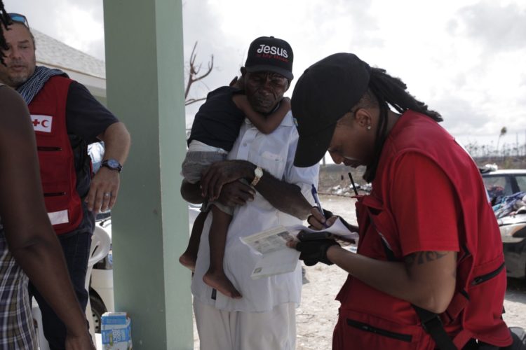 les volontaires Croix-Rouge auxprès des familles à la recherche d'un proche aux bahamas