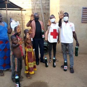 Les volontaires de la Croix-Rouge burkinabé apportent du savon pour aider les plus vulnérables à lutter contre le Coronavirus.