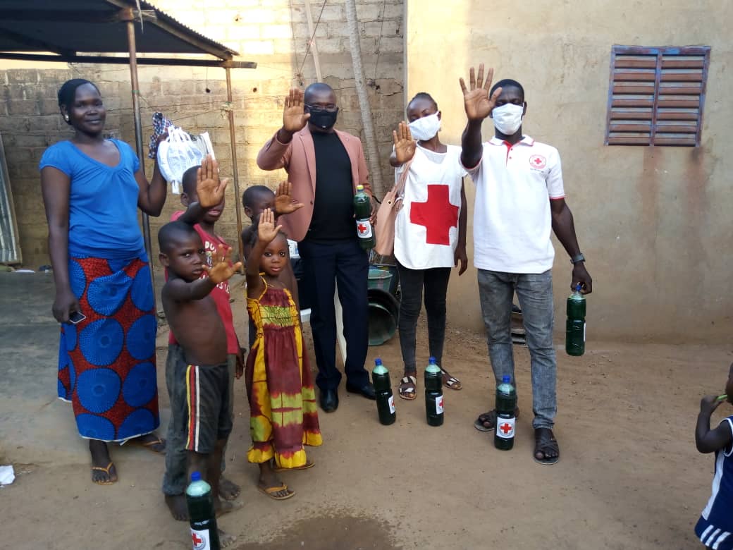 Les volontaires de la Croix-Rouge burkinabé apportent du savon pour aider les plus vulnérables à lutter contre le Coronavirus.