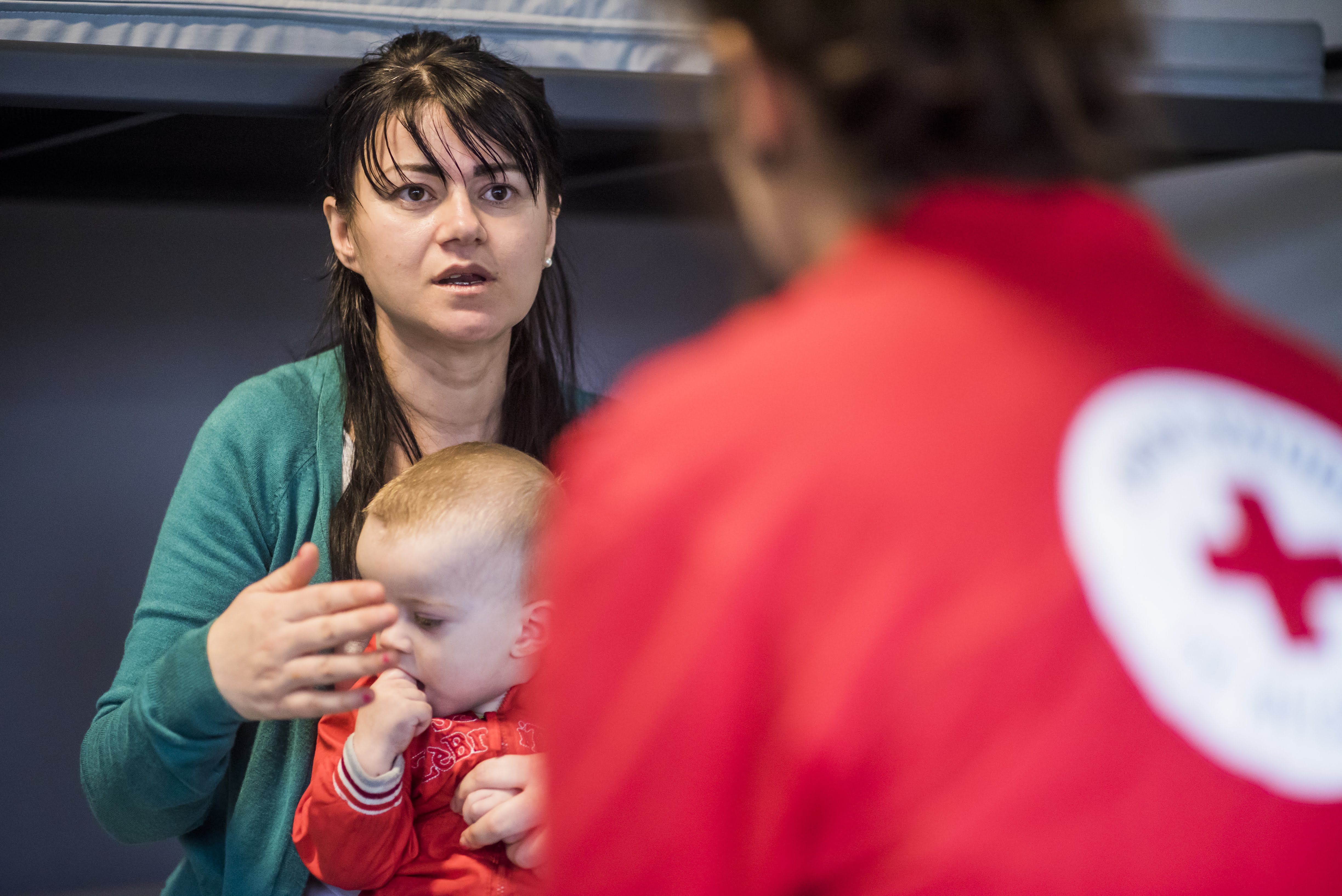 Une femme en situation de migration avec son enfant, prise en charge par la Croix-Rouge de Belgique