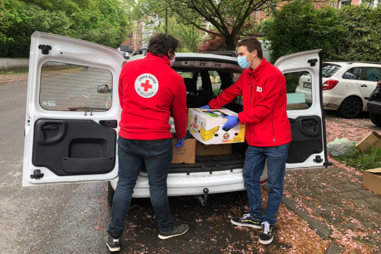 La Croix-Rouge distribue un colis alimentaire