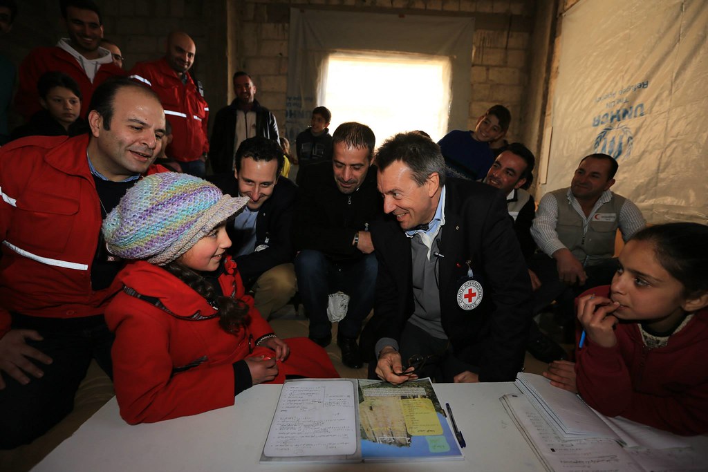 Peter Maurer rencontre des enfants déplacés à Sahnaya, situé à 11 km au sud-ouest du centre-ville de Damas, à proximité des zones assiégées ou touchées par les conflits. ©Ibrahim Malla/CICR