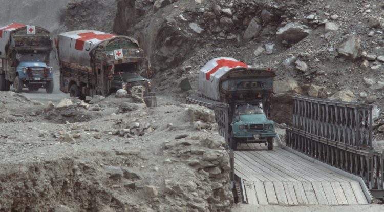 Convoi de médicaments du Comité international de la Croix-Rouge en chemin pour ravitailler les hôpitaux de Kaboul, en provenance de Peshawar en Afghanistan. ©CICR_YannickMuller