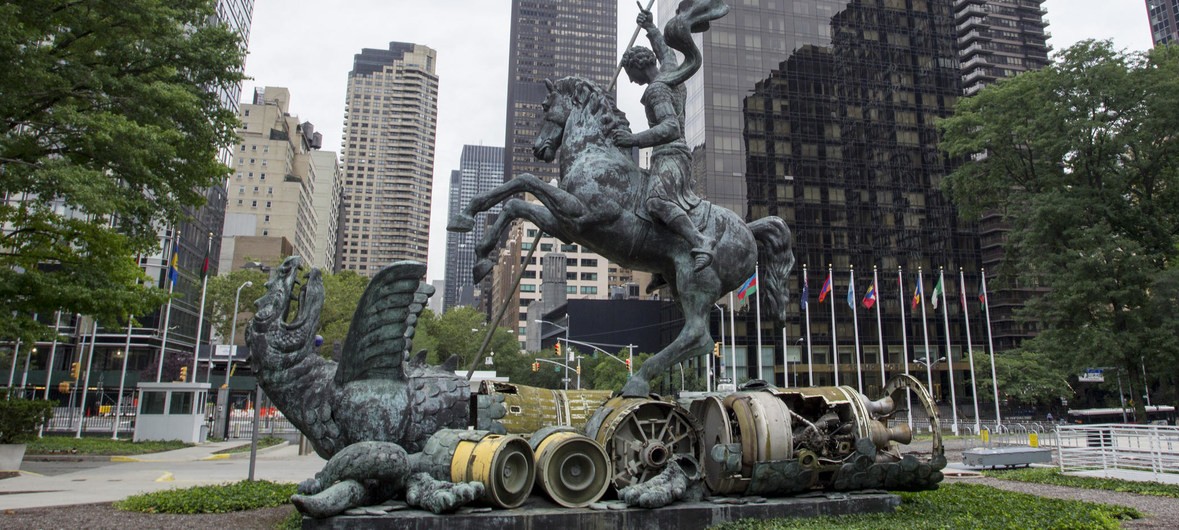 Symbole du désarmement, la sculpture de Zurab Tsereteli, Good Defeats Evil, représente Saint-Georges terrassant le dragon, créé à partir de fragments de missiles nucléaires.